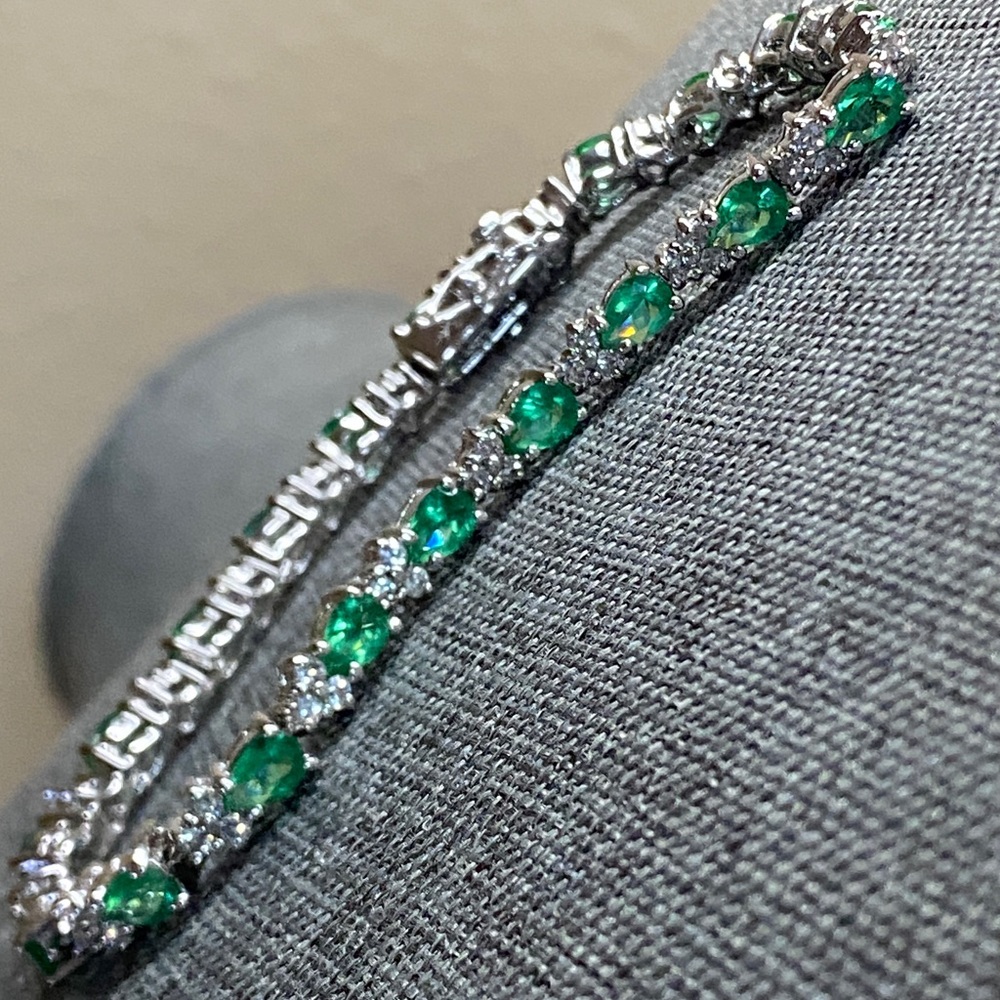 Estate Green and White Stone Tennis Bracelet - Picture 4 of 9